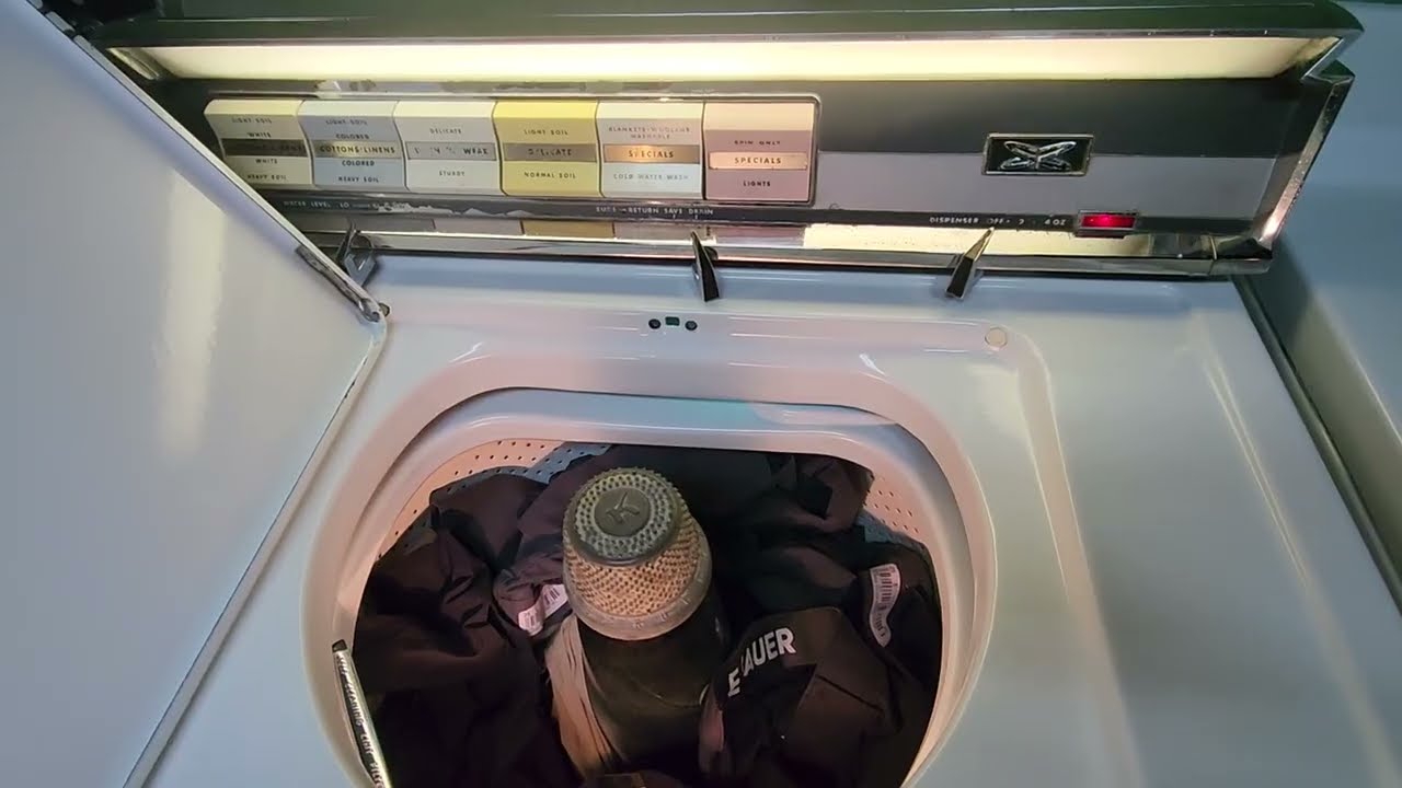 Недавно отреставрированная турне стиральной машины Sears Lady Kenmore 1959 года.