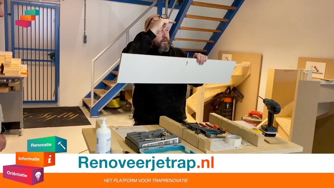 Stootborden vast zetten aan de bovenzijde bij een open trap