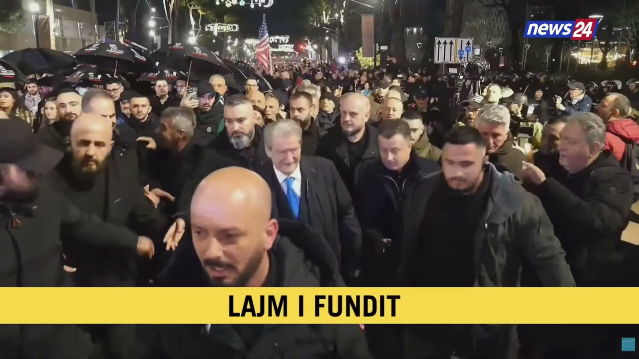 Berisha mbërrin në Kryeministri, takon mijëra  mbështetësit