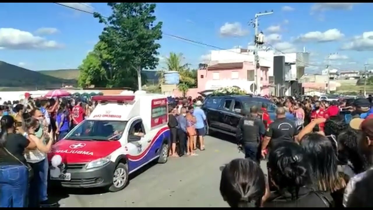 O adeus: população de Simão Dias se despede de Paulinha Abelha antes de sepultamento