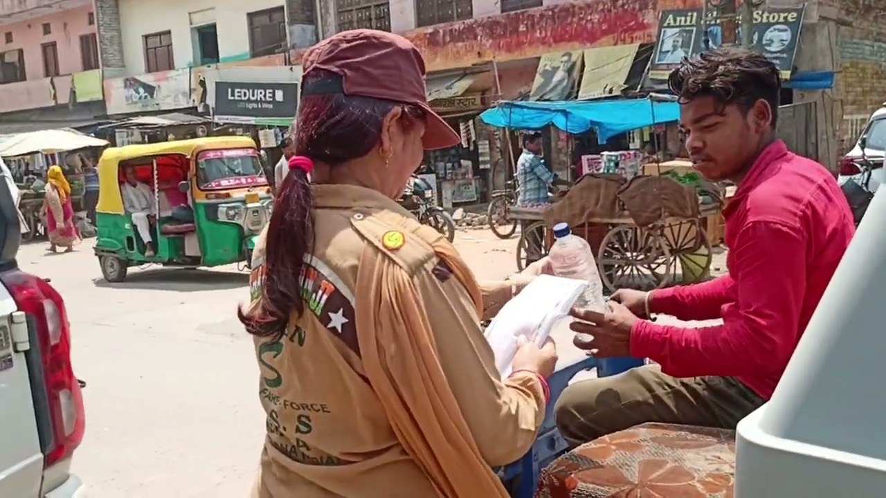 तपती गर्मी में ठंडे पानी व साफ़े बाँट कर राहगीरों को राहत पहुँचा रहें इंसानियत के सच्चे योद्धा