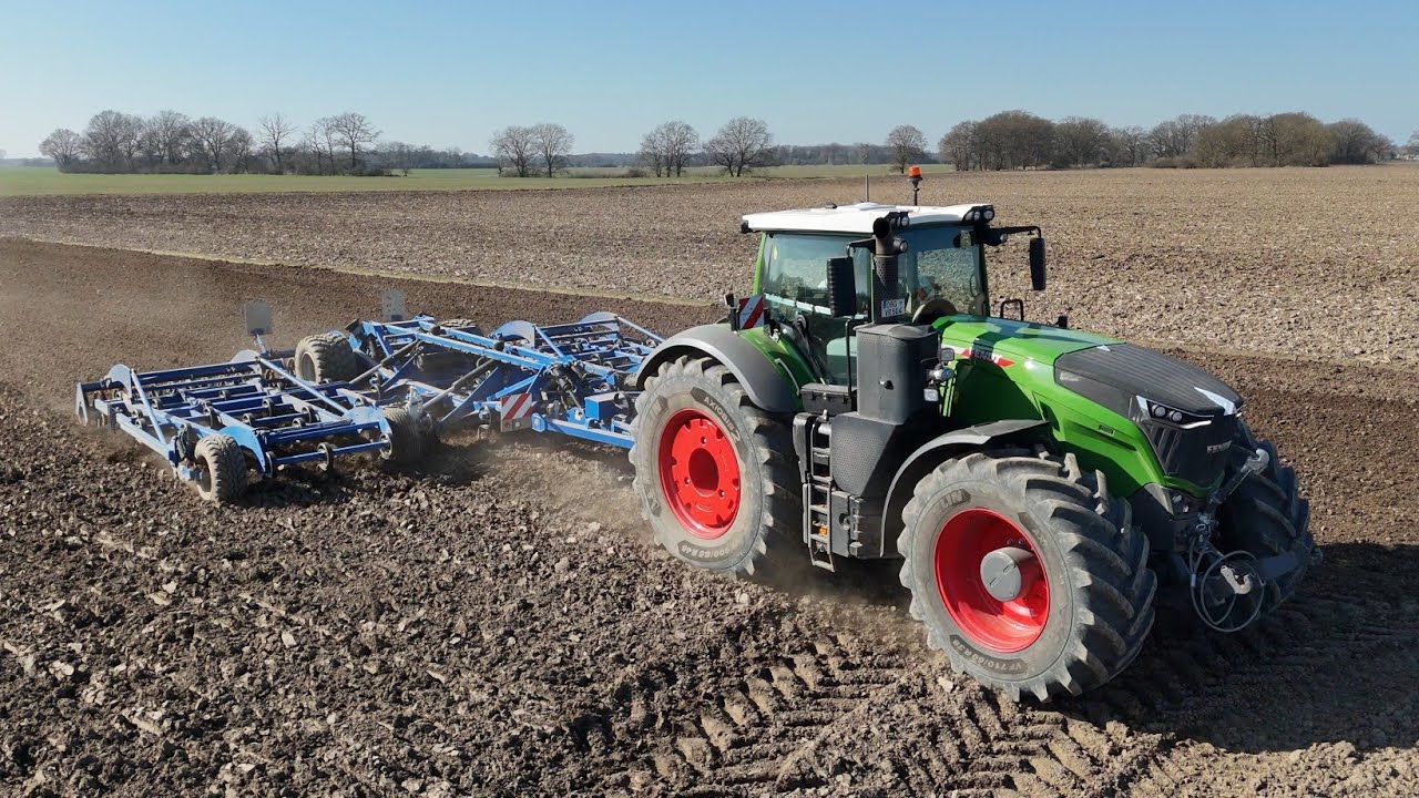 FENDT 1050 mit ein KÖCKERLING ALLROUNDER flatline Grubber (9 Meter) / 2025 / 4K  @Farmerdc85