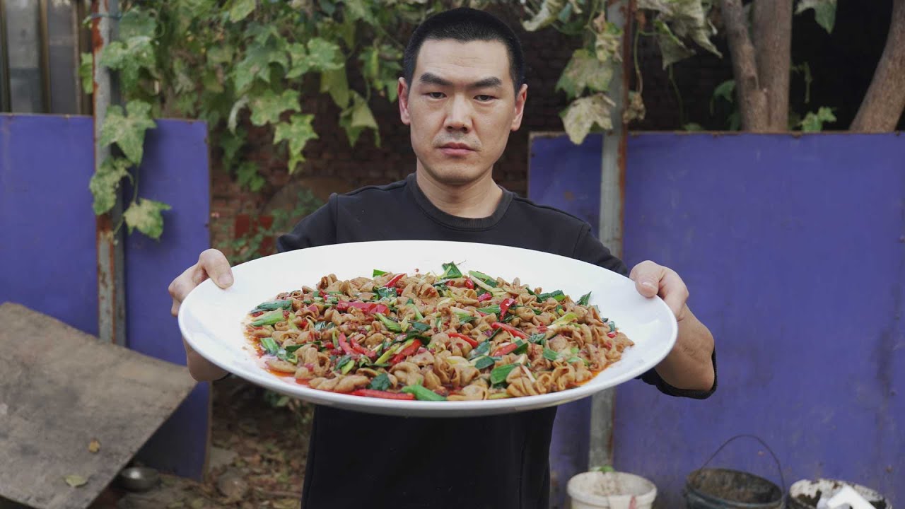 【食味阿远】阿远今天做&ldquo;泡椒肥肠&rdquo;，6斤肥肠卤完辣炒，配上米饭那是绝配 | Shi Wei A Yuan