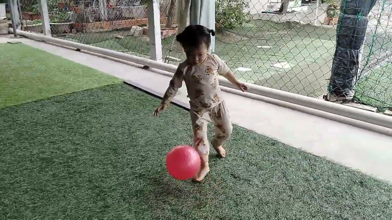 Tina và Tin đá bóng tại nhà