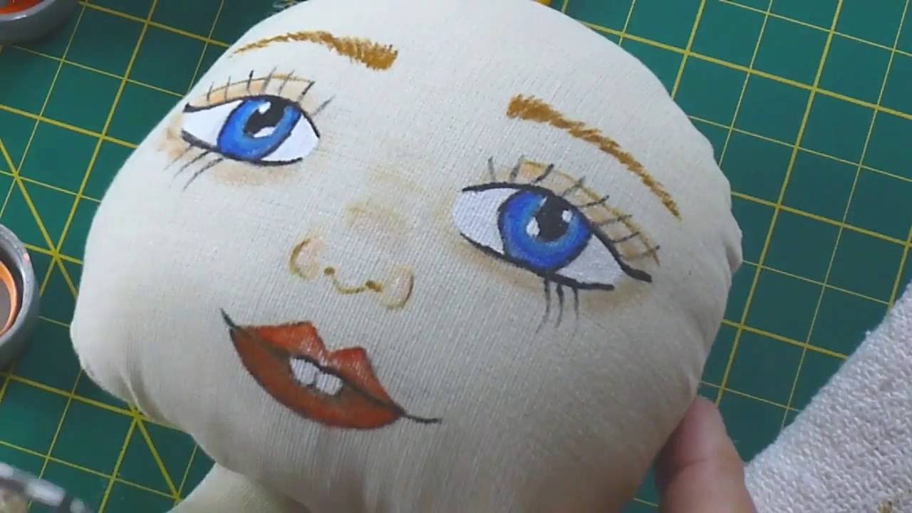 Aula pintura rosto e colocação cabelo boneca de pano Heloisa