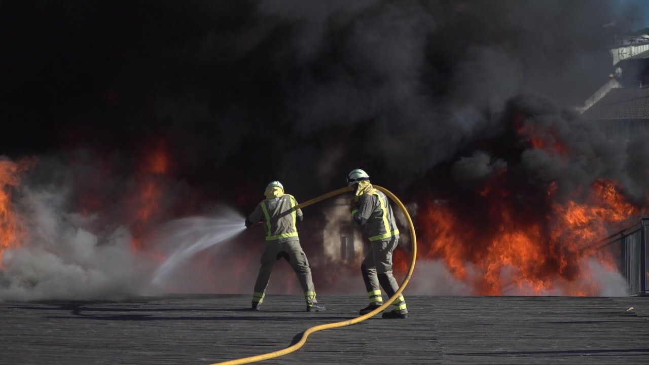 Voraz incendio na cuberta e escaleiras exteriores da Casa da Música de Chantada.