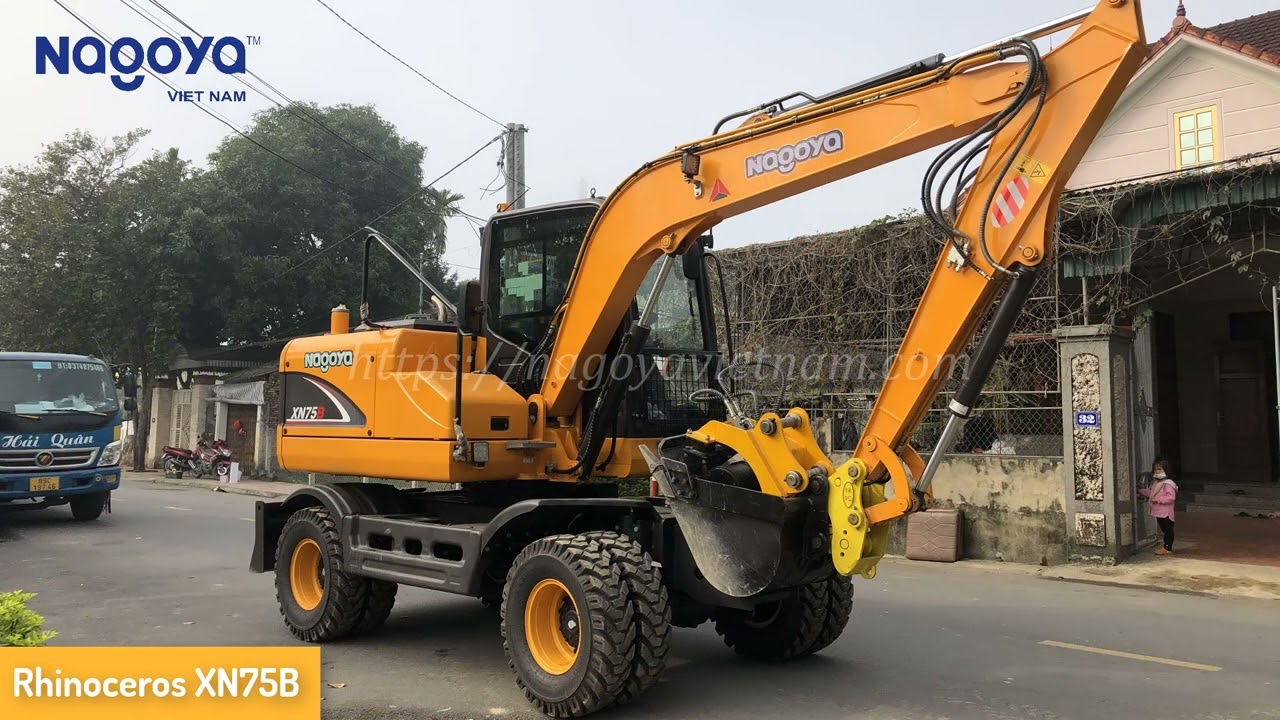 M&aacute;y x&uacute;c đ&agrave;o XN75 gắp gỗ, đ&agrave;o m&uacute;c, đa dạng c&ocirc;ng việc