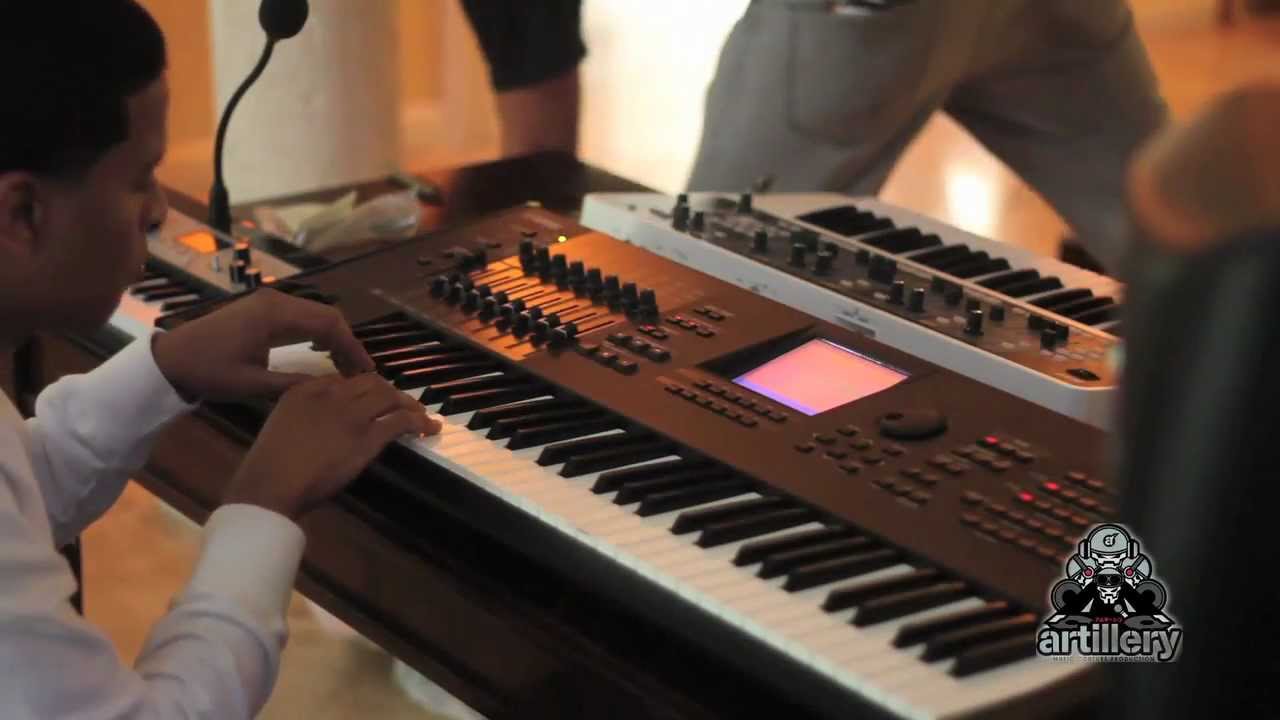Nely El Arma Secreta creando musica