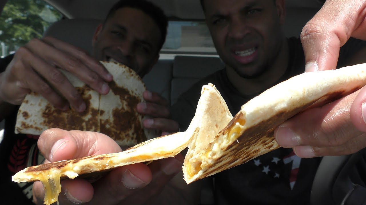 Eating Taco Bell Chicken Quesadilla @Hodgetwins