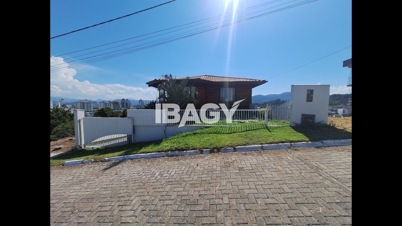 Casa com 03 dormitórios no bairro: Passa Vinte