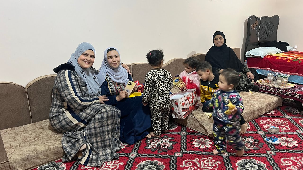 رغم أنشغالي ببيتي ونقل عفشي 🏡فجاءت مرات أخويا بهدية وفرحت قلبها 👩‍❤️‍👩ما هي اختي الصغيره🫶