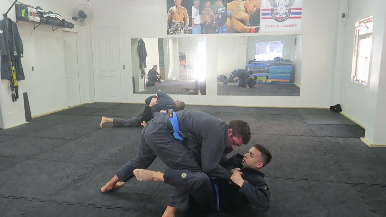 Rolling with a young blue belt (1/2)