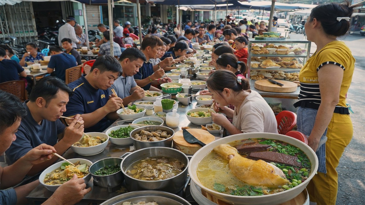 Phát Hiện Quán Hủ Tiếu Gà Mái Dầu Người Hoa Chủ Quán Nấu Nhiều Món Mỗi Ngày Phục Vụ Thực Khách