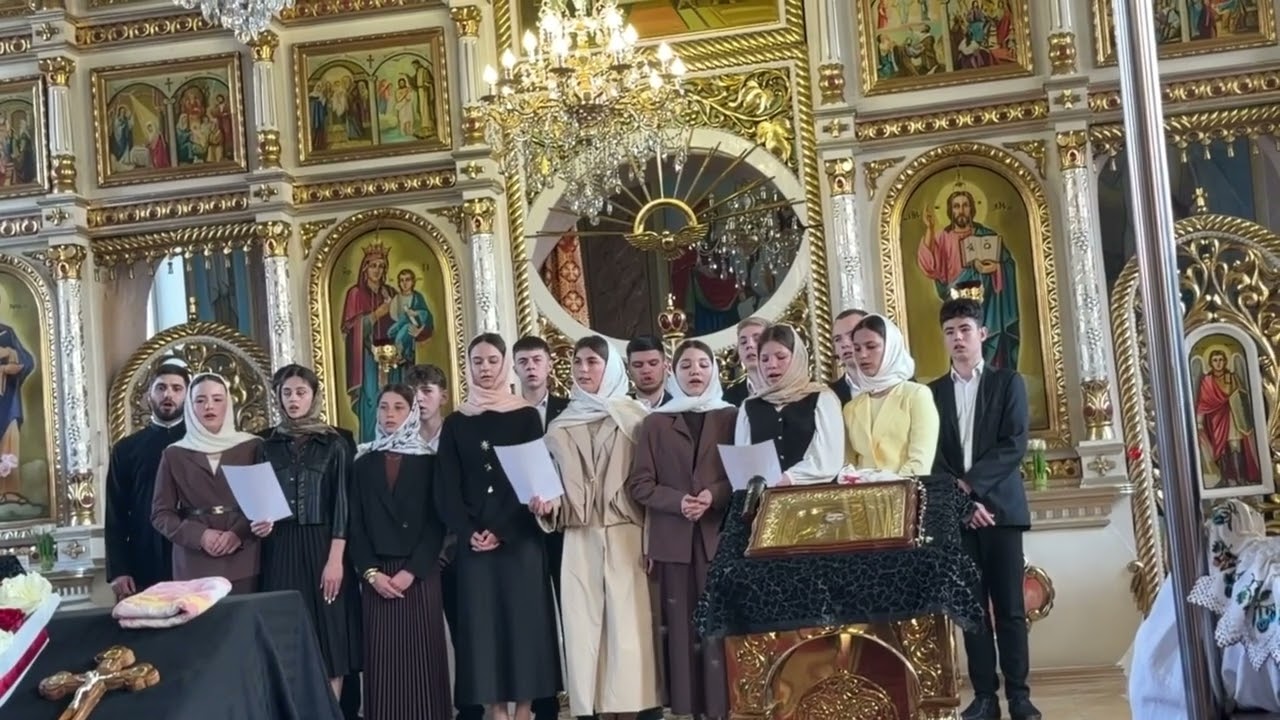 ‘Naintea Ta Iisus iubit - corul tinerilor din parohia ortodoxă Slatina