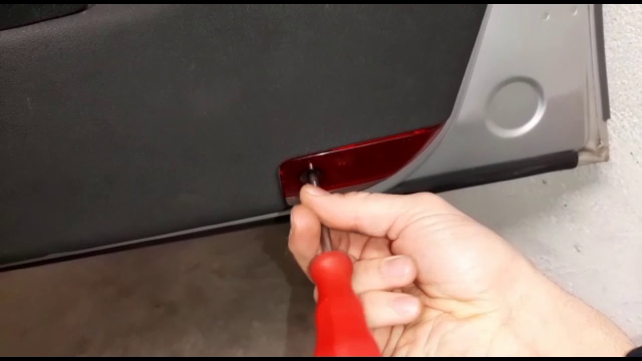 smontaggio pannello interno anteriore Alfa Romeo 147 e GT
