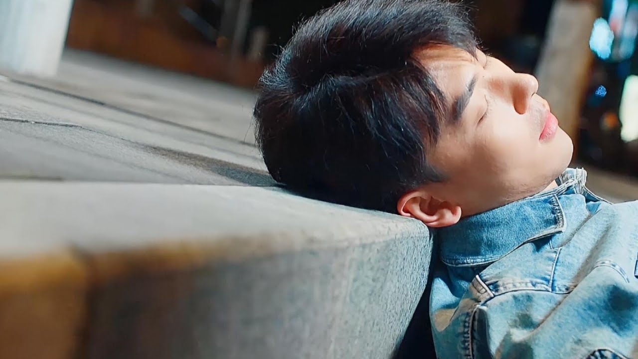 Car accident, head injury and fainting - Sick male lead 