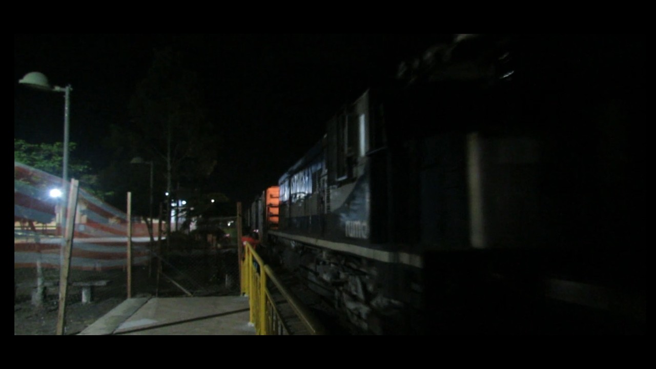 Vazio cruzando com o trem de lasro em uma noite de verão na estação ferroviaria de Joinvile (LJL)