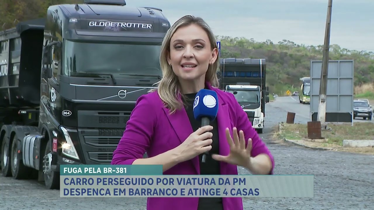 Motorista perde controle de carro e atinge quatro casas durante perseguição policial em MG