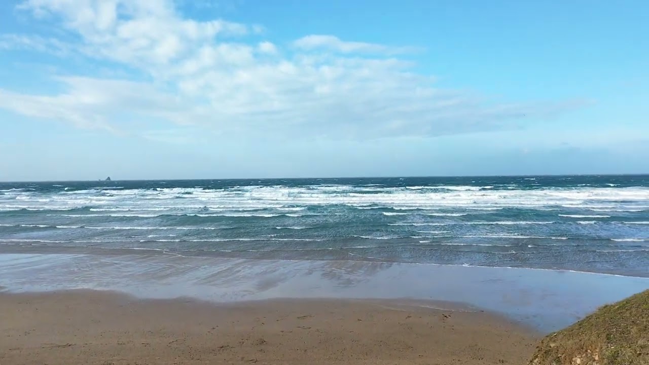 perranporth beach Thursday morning walk. wind gusting, very hard to camera still sorry.🌬️🌬️🌬️🌊🌊🌊