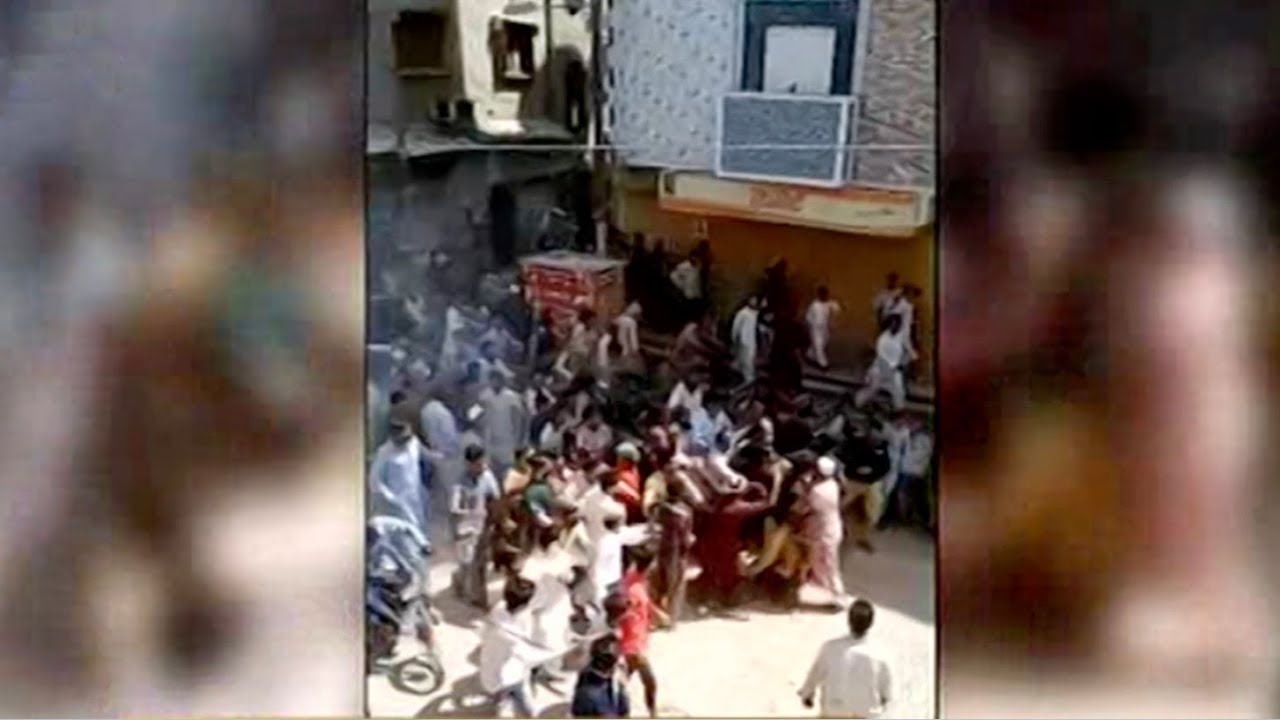 Police in Karachi clash with worshipers gathering outside mosque