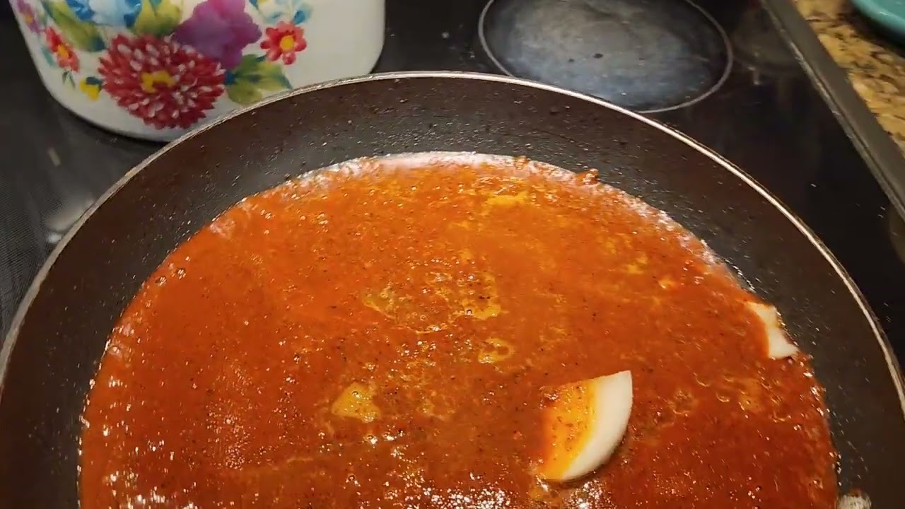 Chilaquiles en chile  guajillo  muy ricos con unos huevos estrellados y un rico cafe saludos 
