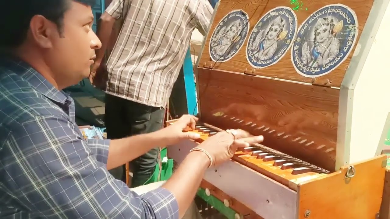 చెలిమియొనర్చినారమటు పద్యానికి హార్మోనియం ప్లేయింగ్, T.నవీన్ కుమార్ పామిడి 