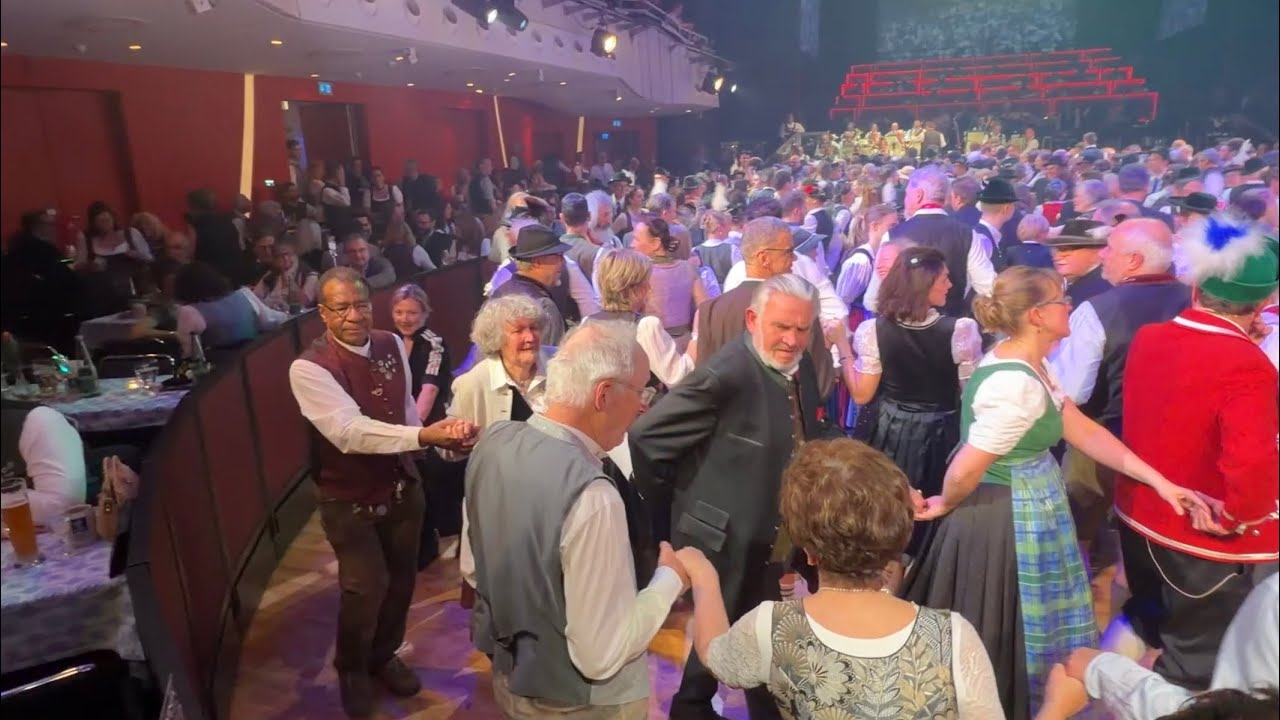 Auftanz der Gäste beim Oide Wiesn Bürgerball 2026 @ Deutsches Theater am 23.01.2026, Teil 2