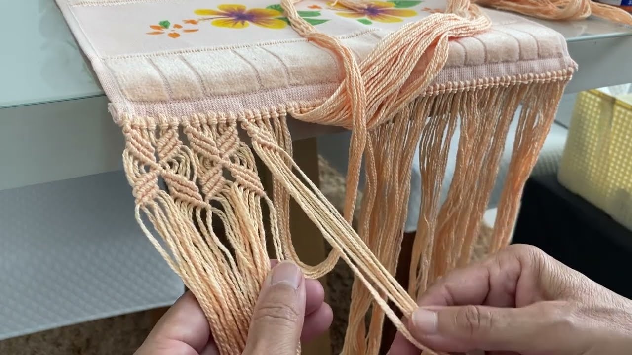 Aulinha de macramê na toalha de lavabo