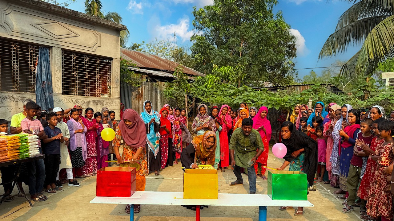 প্রতিযোগিতার চরম মুহূর্তে কে আগে পাখা দিয়ে বাতাস করে বক্স থেকে বেলুন উঠিয়ে ফাটিয়ে হবে আজকের বিজয়ী?