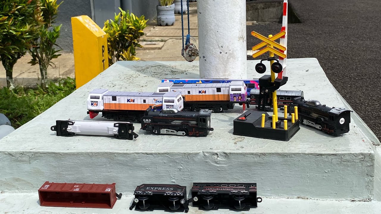 Kereta api melintas!Mulung kereta api indonesia di Stasiun kereta cc206 hype trip dan gerbong