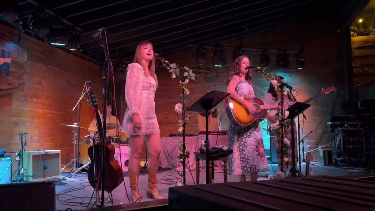 Waxahatchee (Plains) — Can’t Do Much LIVE @ Scoot Inn, Austin, TX (11/01/2022)