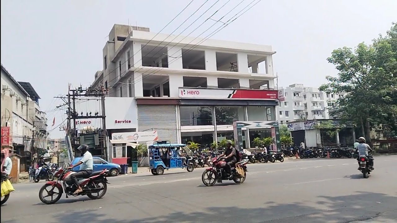 AAJ HAM LOG GAA HERO KE SHOWROOM MEIN GADI APNI SERVICING KARANE KARANDEEP SINGH VLOGS