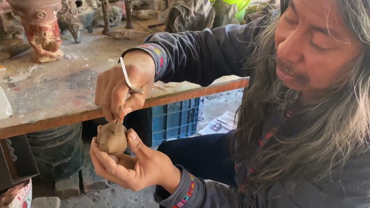 Visitando el taller de Instrumentos Prehisp&aacute;nicos de Agust&iacute;n Garc&iacute;a Reyes.