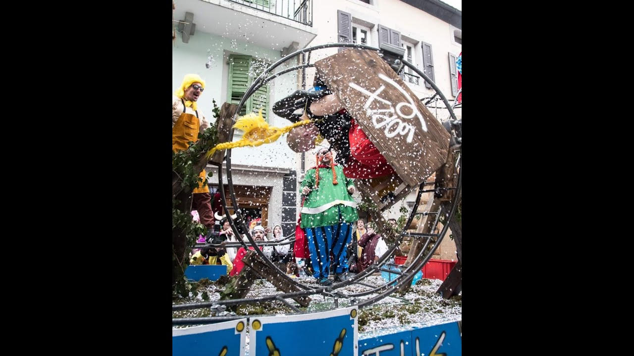 Incroyable char de carnaval avec montagne russe et looping