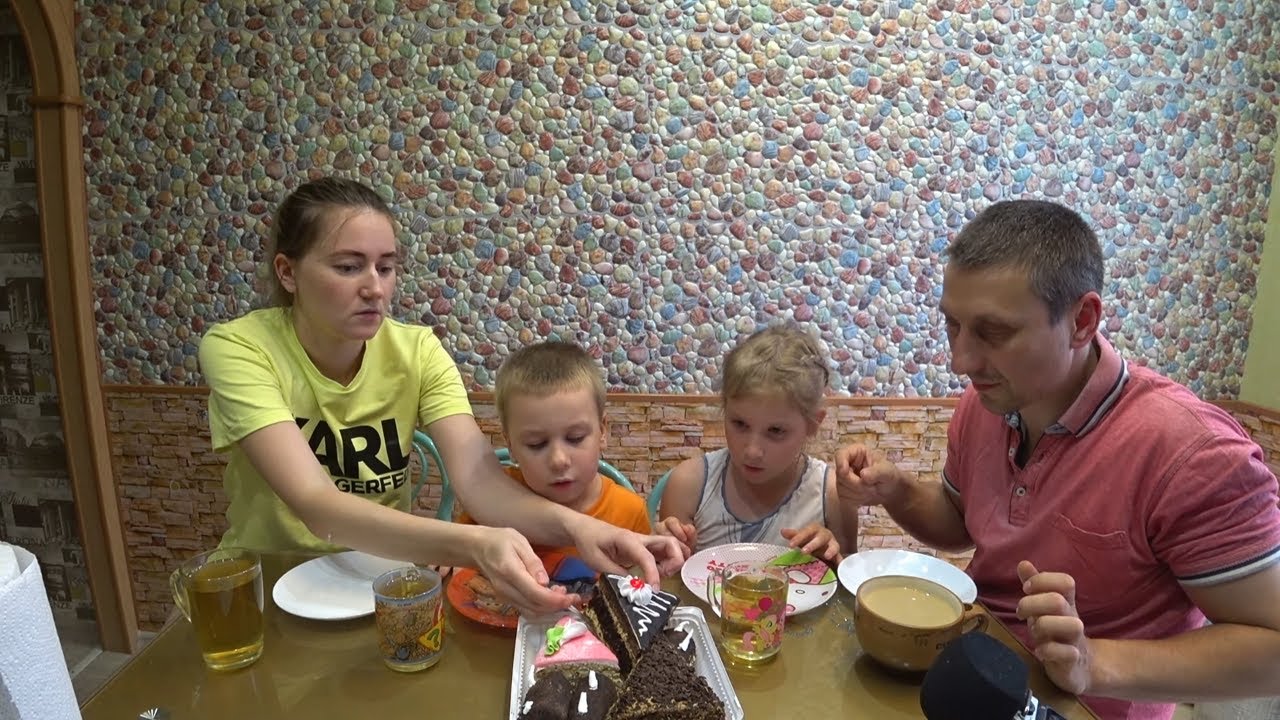 СЕМЕЙНЫЙ МУКБАНГ ПИРОЖНЫЕ | FAMILY MUKBANG CAKES #cakes #mukbang #пирожные #мукбанг #StepFamily