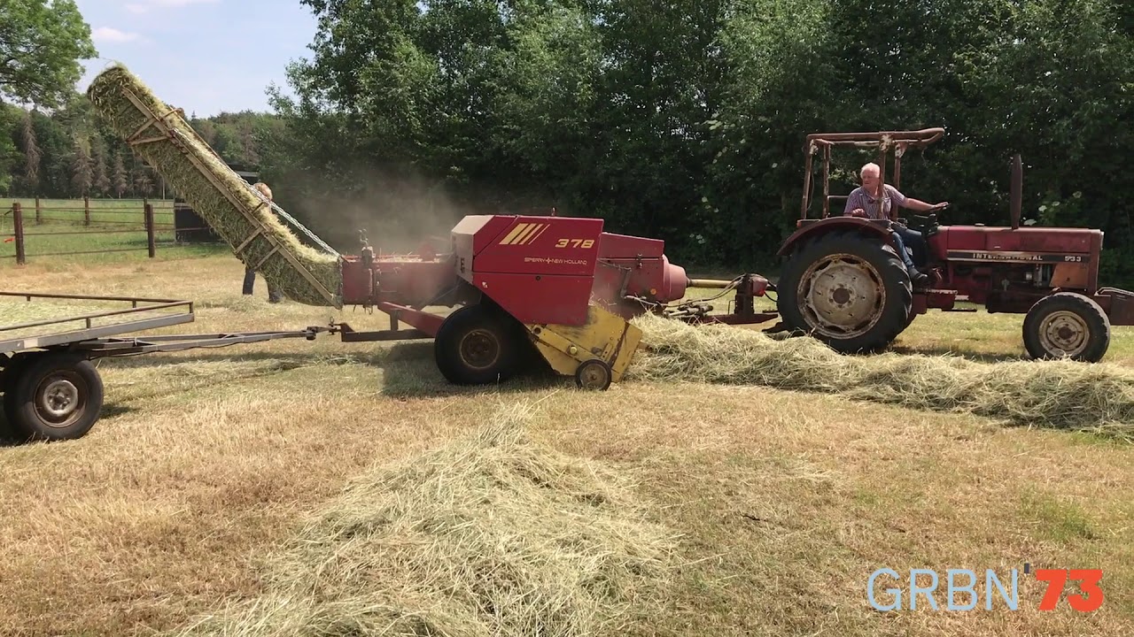 Baling Hay - International 533 - New Holland 378