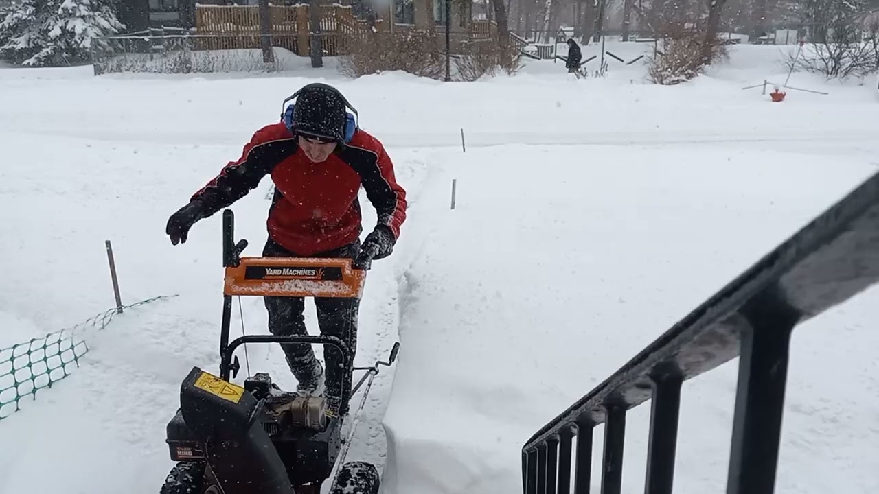 Snow blower Yard Machine MTD 10 hp in action