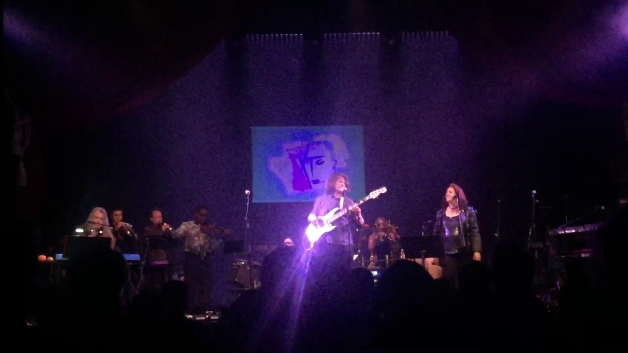 Colin Sidley singing XTC&rsquo;s &ldquo;Wrapped in Grey&rdquo;