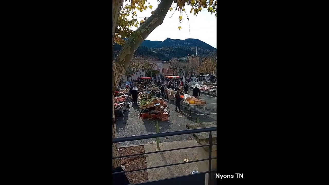 LE MARCHÉ DE NYONS EN HIVER — PLACE BUFFAVEN, L’ÂME PROVENÇALE QUI NE DORT JAMAIS