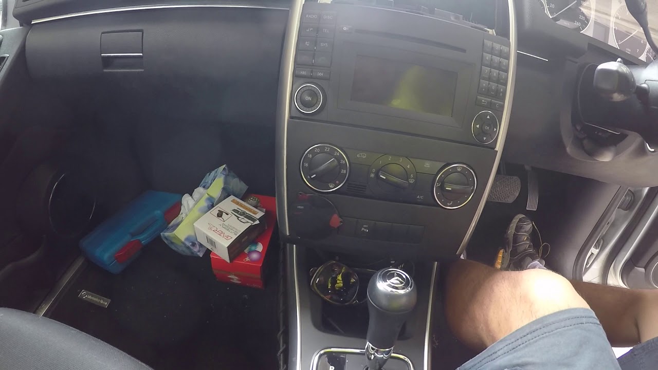 MB B Class W245 Stereo Removal