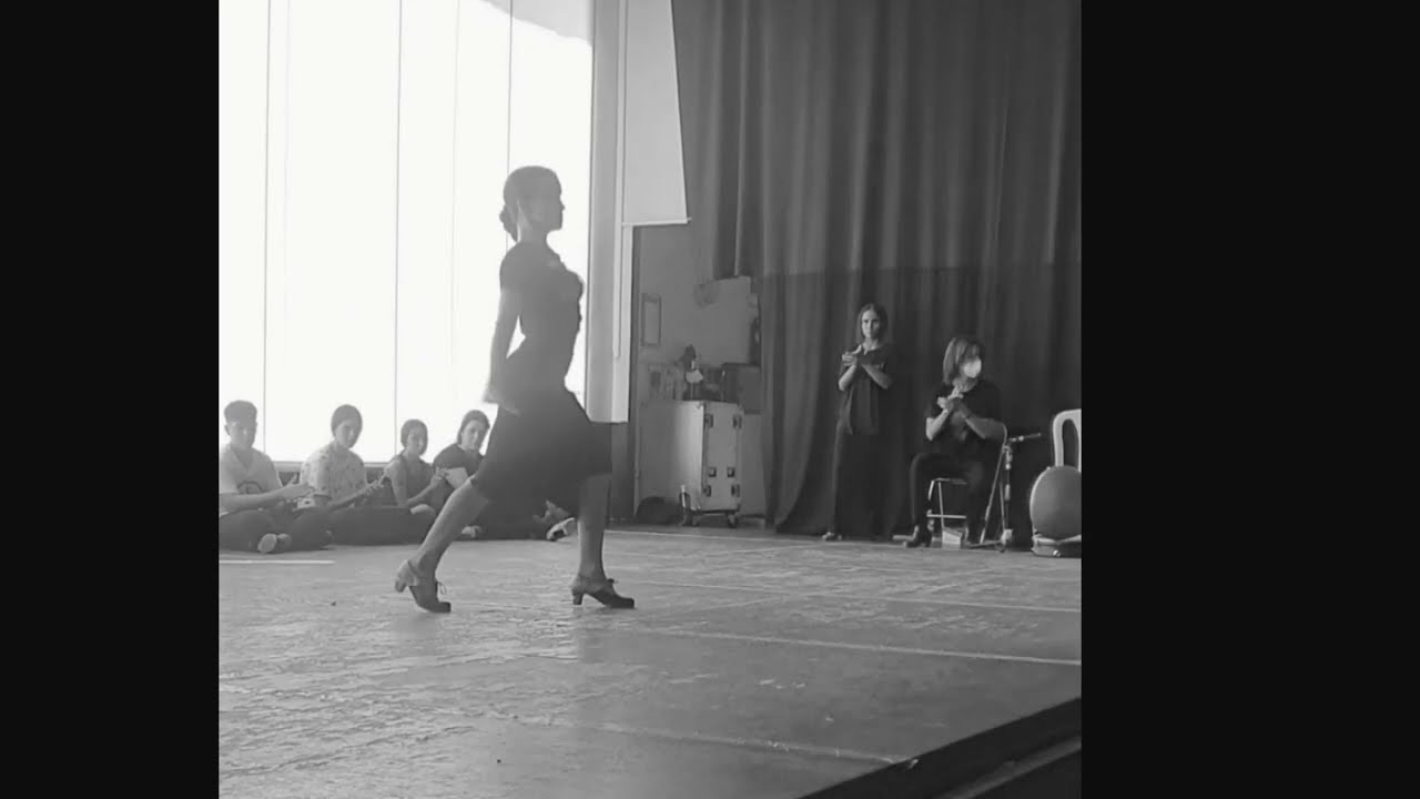 Irene Olvera en una clase de baile flamenco con Farru