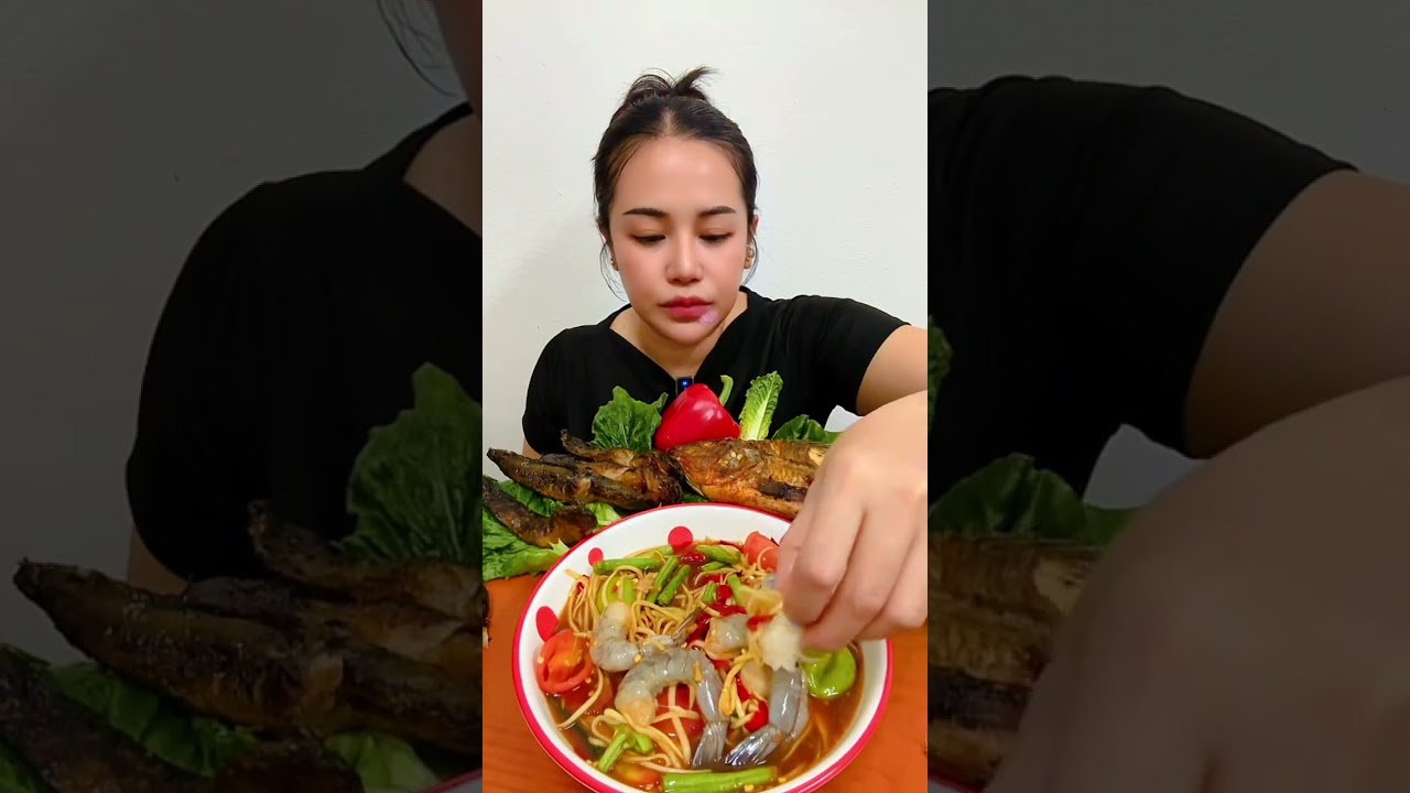 ตำกุ้งสดแซ่บๆกับปลาปิ้ง #food #eating #อาหารอีสาน 