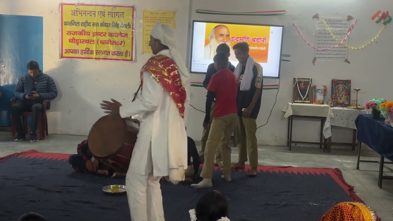 वीरू द्वारा ढोल वादन कला का प्रदर्शन 