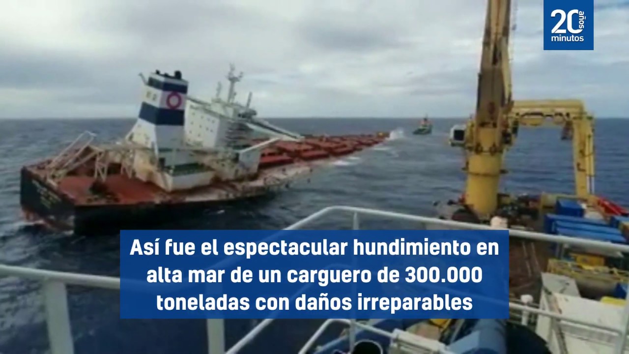 El espectacular hundimiento en alta mar de un carguero de 300.000 toneladas