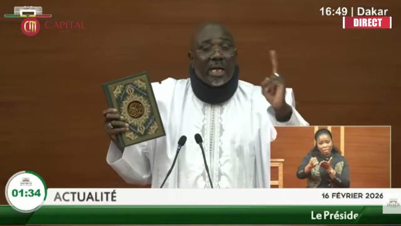 Farba Ngom et le coran pour jurer devant les députés à l'Assemblée nationale 