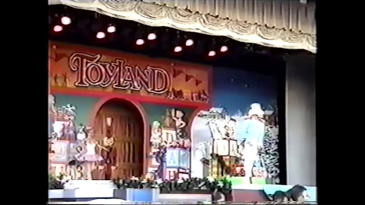 Magical Memories: Mickey's 'Twas The Night Before Christmas Show at Magic Kingdom