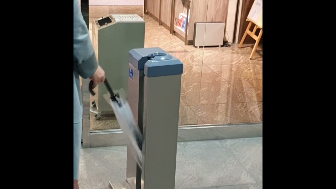 Решение неудобной проблемы мокрых зонтиков вЯпонии Solution to the problem of wet umbrellas in Japan