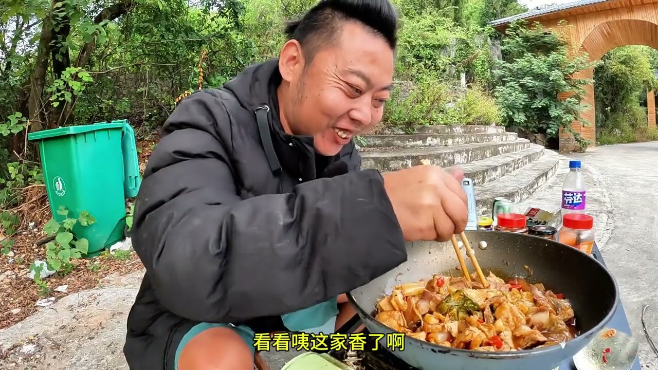 小三轮进入广西桂林，漓江边露营做饭吃，猪头肉大烩菜真下饭！