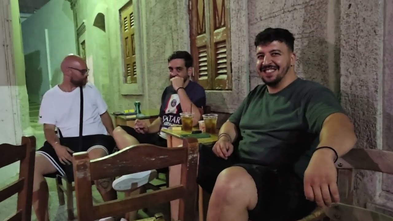 Με τη νεολαία να διανυκτερεύει στην Ολυμπο της Καρπάθου βόλτα στα σοκάκια τα όμορφα 