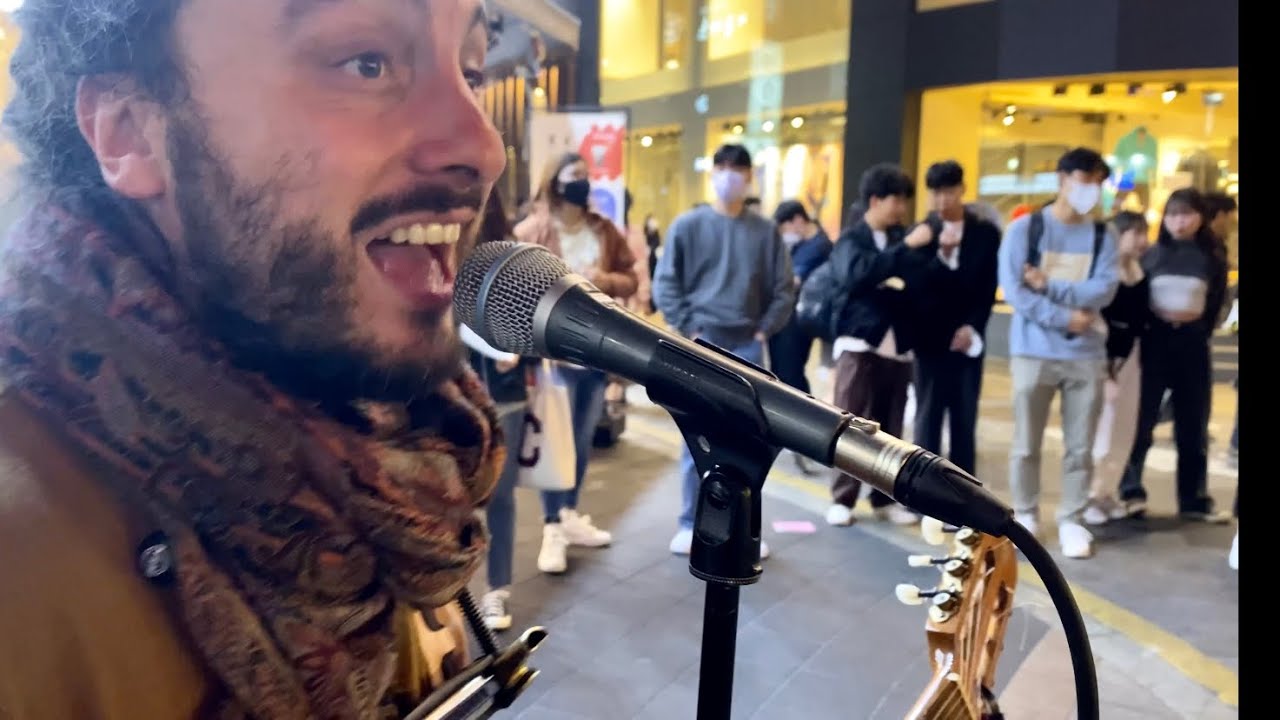 Artisti di strada italiani in Corea cantano Adriano Celentano - Azzurro cover